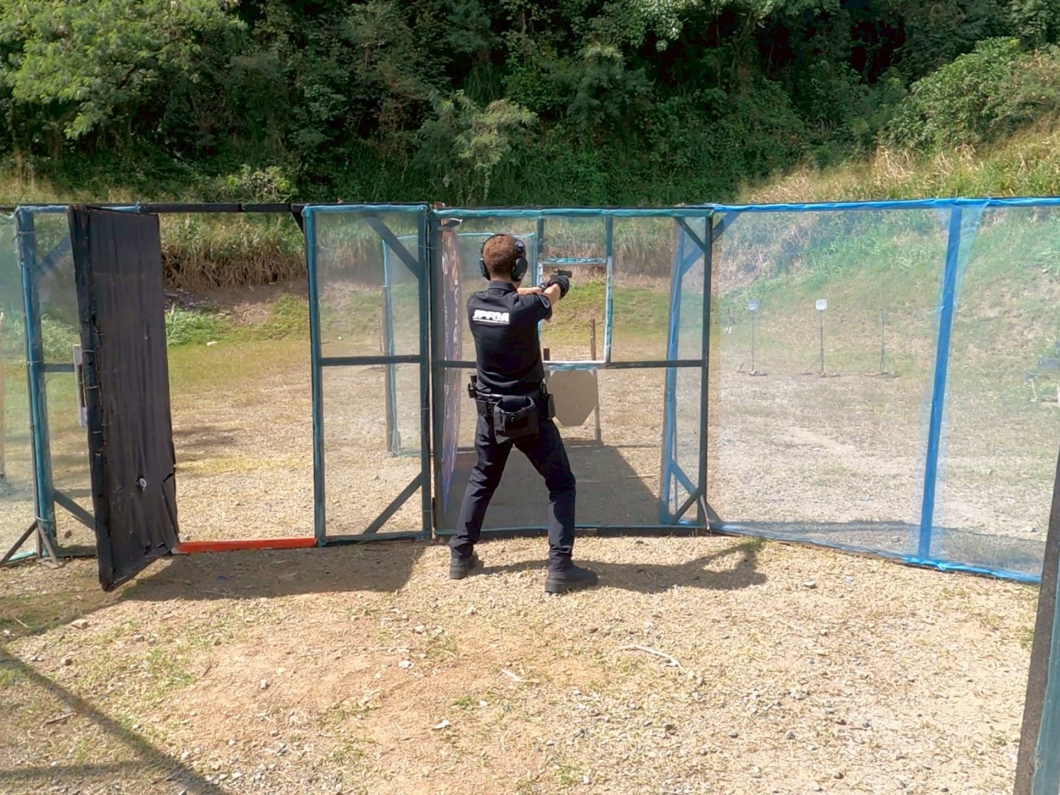 海外提携射撃場での実銃教練のイメージ